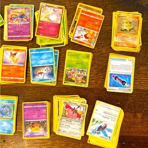 Pokémon Cards random pile of 100 cards